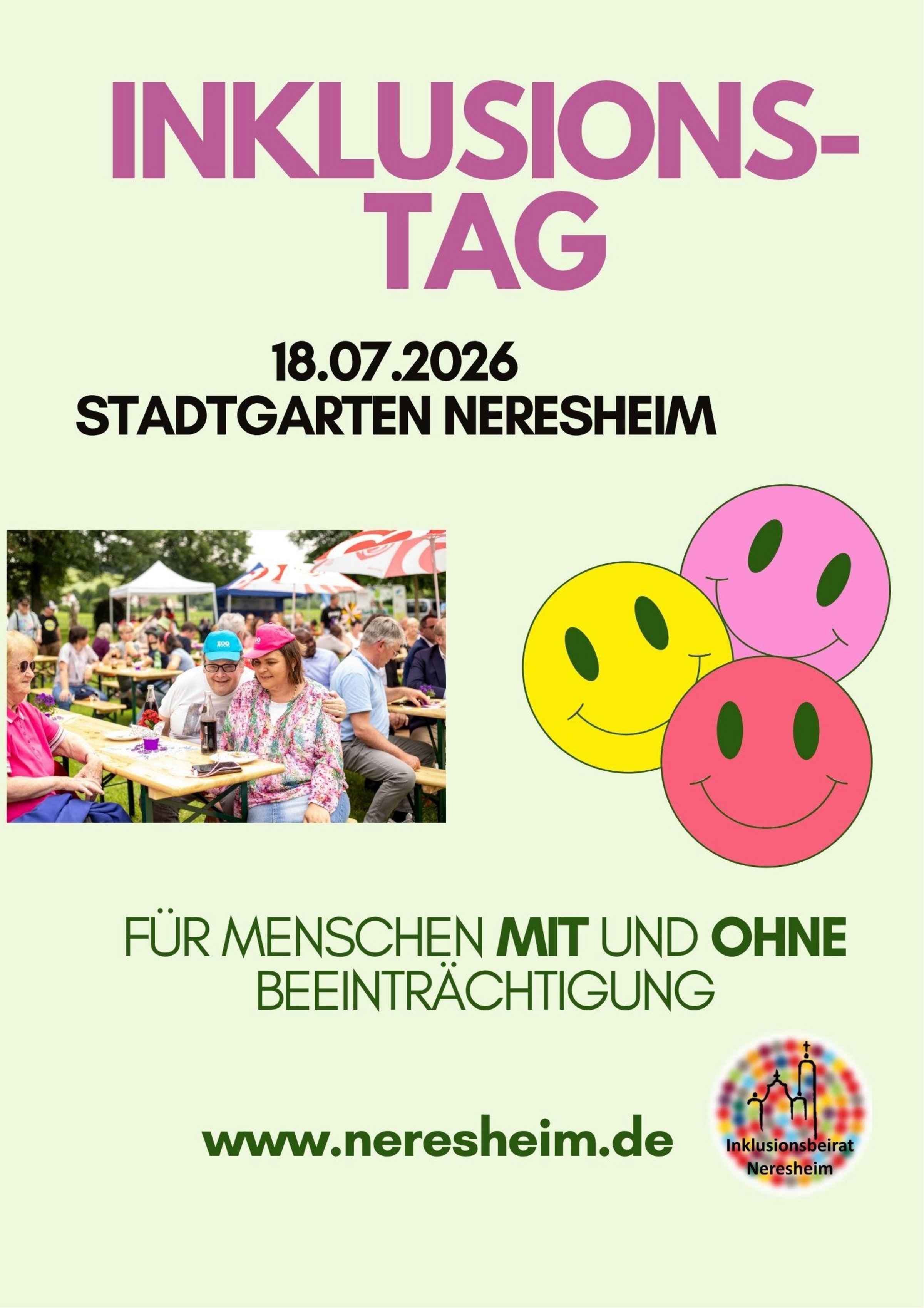 Text auf einem Plakat: 'INKLUSIONSTAG 18.07.2026 STADTGARTEN NERESHEIM FÜR MENSCHEN MIT UND OHNE BEHINDERUNG'. Bunte Smiley-Gesichter in Gelb und Pink.