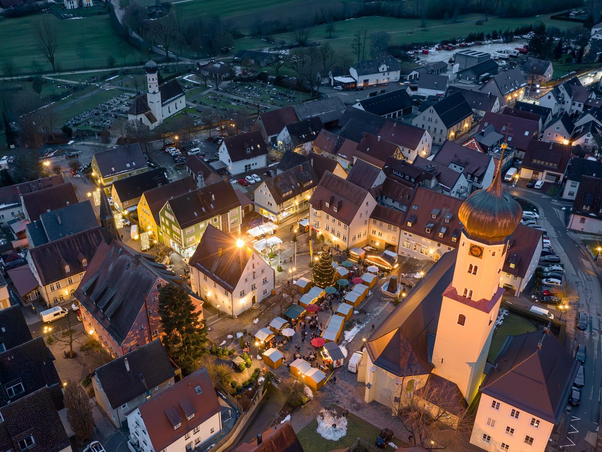 Blick auf Neresheimer Weihnachtsmarkt auf dem Marienplatz